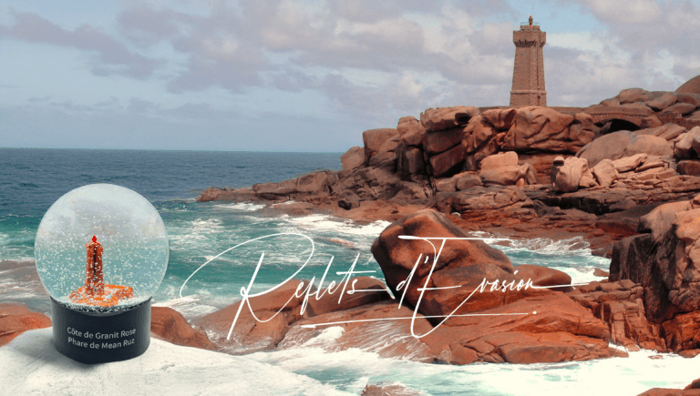 Boule à neige mettant en valeur le Phare de Mean Ruz, perché sur les rochers de la Côte de Granit Rose, face à l’océan, avec une finition réaliste - Reflets d'Évasion.