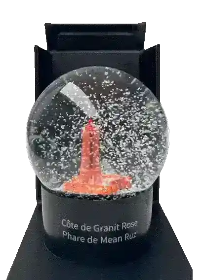 Boule à neige soigneusement emballée dans son écrin, une idée cadeau prestigieuse pour les amoureux de voyages et de souvenirs unique